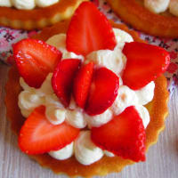 Soft tartlets with strawberries and mascarpone cream