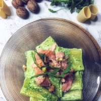 Paccheri con pesto di rucola e salmone