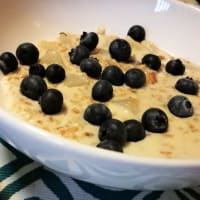 Wholemeal oat porridge with blueberries