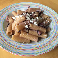 Pasta integral con radicchio y queso feta