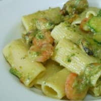 Rigatoni con crema de calabacín y gambas