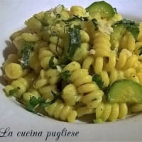 Pasta con calabacín y crema de azafrán