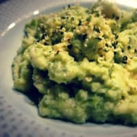 Orecchiette con crema de brócoli y semillas de cáñamo