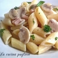 Pasta con funghi champignon, prosciutto cotto e robiola