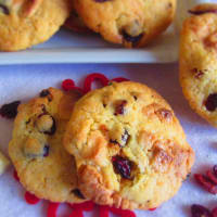 Galletas con frutas rojas y chocolate blanco