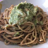 Wholemeal spaghetti with rocket pesto and almonds