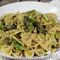 Pasta de espárragos y carne en blanco