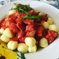 Ñoquis con tomate, quark y pavo