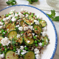 Insalata di quinoa con zucchine, piselli e feta