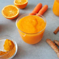 Smoothie detox of mango, carrots, turmeric and cinnamon