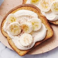 Rusks with peanut butter yoghurt and bananas