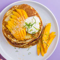 Panqueques con leche y hojuelas de coco