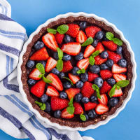 Chocolate tart and light berries without cooking