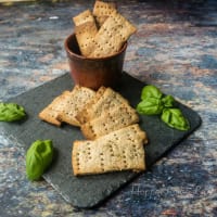 Crackers integral with basil