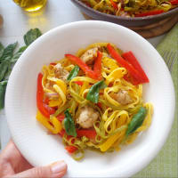 Tagliatelle with turkey, peppers and provence herbs