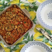 Pastel de berenjena, tomate y pan