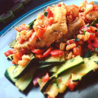 Rebanadas de bacalao con calabacines y gambas