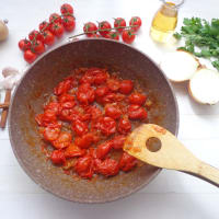 Pizza with hummus, caramelized onions and cherry tomatoes chutney step 4