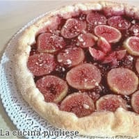 Puff with fresh figs and jam