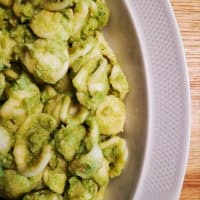 Orecchiette con pesto de brócoli y cacahuetes tostados con pimienta