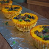 Tortini d'autunno con miglio, zucca e funghi