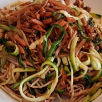 Spaghetti di zucchine e spaghetti integrali con verdure alla cinese