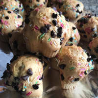 Muffin en agua con trocitos de chocolate.