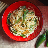 Spicy spaghetti with friggitelli and capers