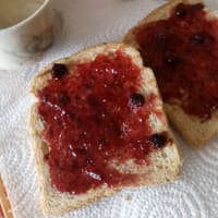 Wholemeal rusks with jam