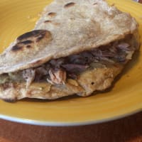 Piadina integrale, humus e sgombro