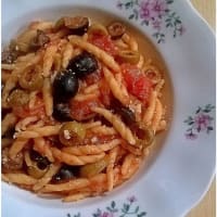 Pasta al sugo con olive Pasta al sugo con olive