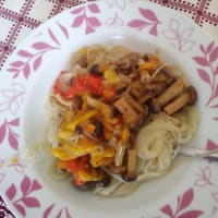 Noodles con funghi chiodini e peperoni con pesto di funghi porcini