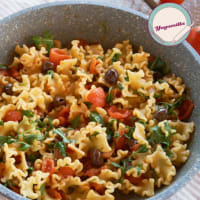 Pasta con tomate, aceitunas taggiasca y rúcula. paso 6