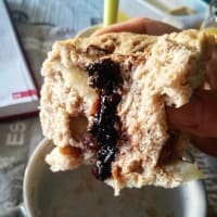 Taza de pastel de pera y canela con un corazón de chocolate negro untable en 22