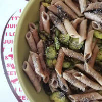 Penne de espelta con calabacín y semillas de chia