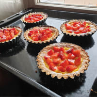 Short pastry tarts with custard and lemon strawberries