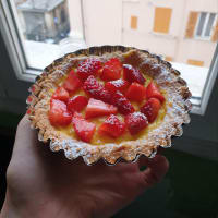 Short pastry tarts with custard and lemon strawberries step 8