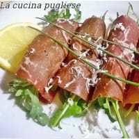 Rollos de carne seca y rúcula