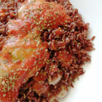 Arroz rojo similar a la pizza y el atún. Arroz rojo similar a la pizza y el atún.