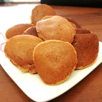 Whole-grain pancakes with apple and cinnamon