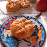 Fluffy cupcakes with ricotta and apples