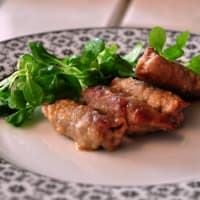 Rollitos de ternera con ciruelas frescas.