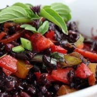 Arroz negro y frijoles cannellini.