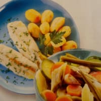 Bacalao y verduras al vapor con patatas nuevas al horno