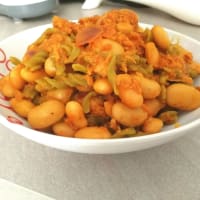 Pasta de guisantes con salsa de atún y frijoles