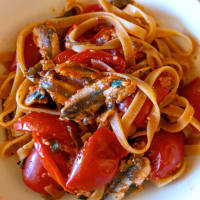 Whole-wheat Fettuccine with Fresh Anchovies and Cherry Tomatoes step 5