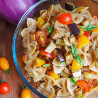 Pasta fredda con melanzane e tofu affumicato