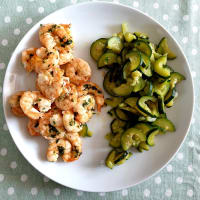 Camarones al horno y calabacín