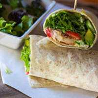 Tortilla con pollo, tomates cherry y aguacate