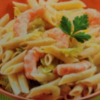 Pasta with shrimp, cabbage and leek